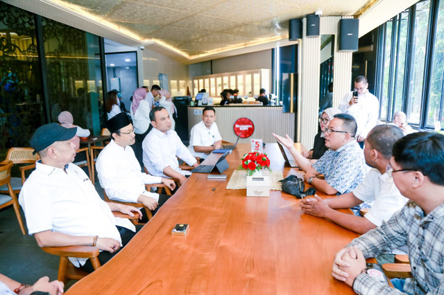 Menteri Sosial Saifullah Yusuf (Gus Ipul) dan Wamensos Agus Jabo Priyono tepati janji temui perwakilan Koalisi Warga Jakarta untuk Keadilan (KWJK) di Jakarta untuk tindak lanjuti data bansos, Senin (21/9/2026). Foto: Kemensos RI