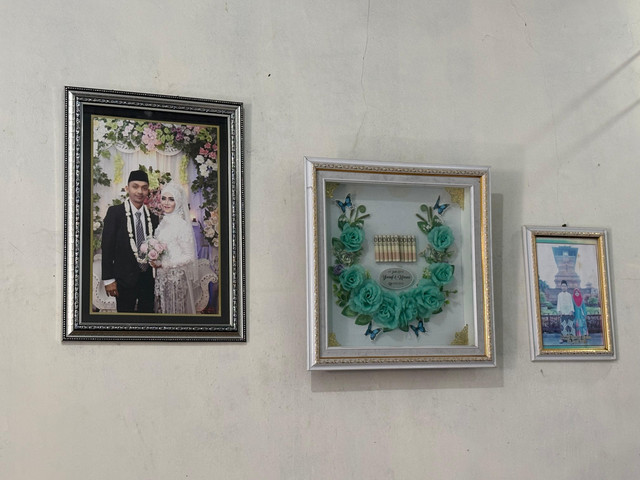 Foto pernikahan Yusuf Fahrizal yang terdapat di kediamannya di Kabupaten Kudus, Jawa Tengah. Foto: Vega Ma'arijil Ula/kumparan