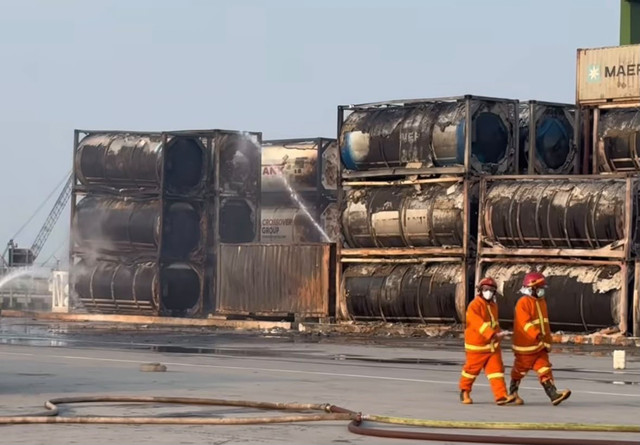 Sejumlah kontainer terbakar di Pelabuhan Tanjung Priok pada Senin (21/9/2026). Foto: Instagram/ @npct1