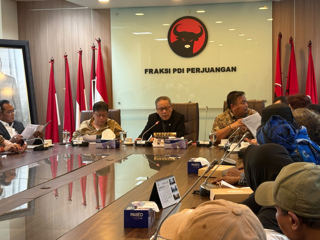 Fraksi PDIP menerima aspirasi WALHI di Kompleks Parlemen, Senayan, Jakarta, Senin (21/9/2026). Foto: Nasywa Athifah/kumparan