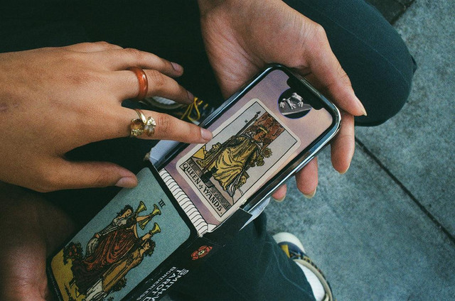 Tarot memasuki ruang digital, mempertemukan praktik simbolik dengan teknologi, media sosial, dan kebutuhan manusia modern untuk memahami ketidakpastian. sumber gambar: Shutterstock