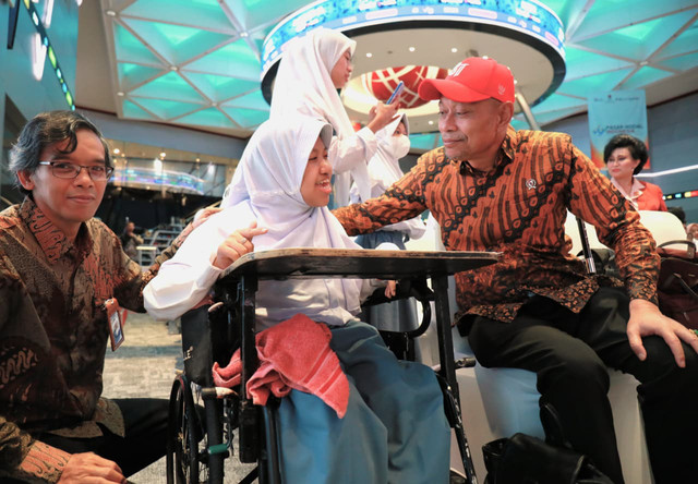 Wakil Menteri Sosial Agus Jabo Priyono apresiasi inisiatif Indisi dan BEI dalam membekali 210 siswa SLB literasi keuangan dan pengenalan pasar modal di Gedung BEI, Jakarta, Senin (21/9/2026). Foto: Kemensos RI