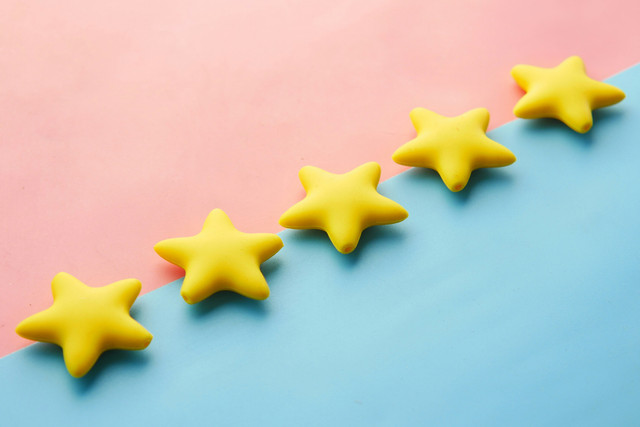Rating bintang menjadi salah satu pertimbangan konsumen sebelum membeli produk secara online. Sumber: Unsplash.