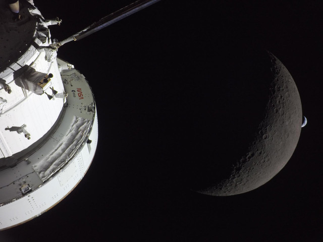Pesawat antariksa Orion milik NASA mengabadikan Bulan dan Bumi dalam satu gambar dalam perjalanan antariksa jauh yang dilakukan awak Artemis II. Foto: Arsip NASA