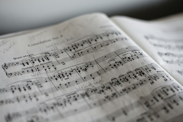 Ilustrasi apa itu EP dalam musik?, unsplash/Marius Masalar