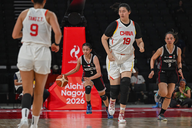 Pebasket putri Indonesia Erinindita Madafa (ketiga kanan) melakukan dribel yang dibayangi pebasket China Ziyu Zhang (kedua kanan) pada pertandingan fase grup bola basket putri Asian Games Aichi-Nagoya 2026 di IG Arena, Nagoya, Jepang, Senin (21/9). Foto: Fauzan/ANTARA FOTO