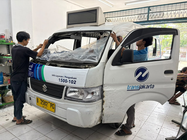 Penggantian kaca mobil Suzuki Carry di Alpha Glass, Kayuringin Jaya, Bekasi. Foto: Alvian Yoga Yulianto/kumparan