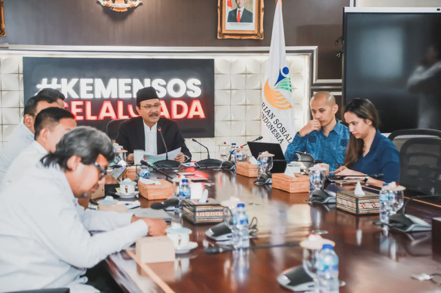 Menteri Sosial Saifullah Yusuf (Gus Ipul) ajak Dinas Sosial seluruh Indonesia perluas Agen Perlinsos melalui Gerakan Peduli Tetangga untuk percepat digitalisasi dan pemutakhiran data bansos secara daring dari Jakarta, Senin (21/9/2026). Foto: Kemensos RI
