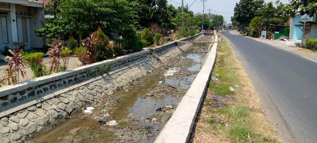 Ilustrasi Sungai dan Kanal yang Mengering di Musim Kemarau (Sumber Gambar: Dokumentasi Pribadi Penulis)