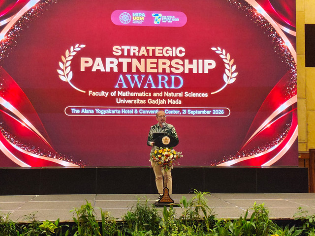 Chief of AI & Corporate Strategy kumparan, Andrias Ekoyuono, raih Penghargaan Inspirasi Alumni Fakultas Matematika dan Ilmu Pengetahuan Alam Universitas Gadjah Mada di The Alana Yogyakarta Hotel & Convention Center, Sleman, DIY, Senin (21/9/2026). Foto: Arfiansyah Panji Purnandaru/kumparan