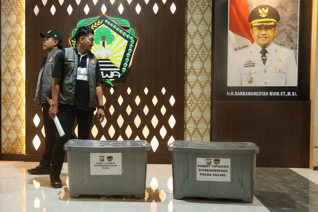 Polisi berdiri di dekat boks berisi hasil penggeledahan di Kantor Bupati Kabupaten Gowa, Sulawesi Selatan, Senin (21/9/2026). Foto: Arnas Padda/ANTARA FOTO