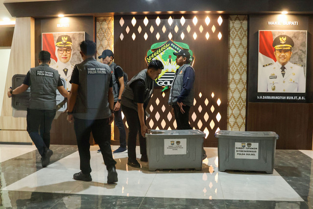 Polisi mengangkut boks berisi hasil penggeledahan di Kantor Bupati Kabupaten Gowa, Sulawesi Selatan, Senin (21/9/2026). Foto: Arnas Padda/ANTARA FOTO