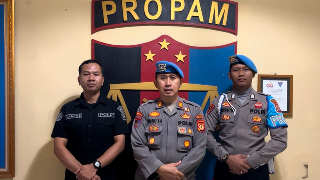 Kasi Propam Polresta Yogyakarta AKP Wahyu Tri Handono (tengah) menyampaikan Polresta Yogyakarta menempatkan anggota Polsek Kraton di tempat khusus buntut dari kasus pungli food truck di Alun-alun Kidul (Alkid) Yogyakarta. Foto: Polresta Yogyakarta