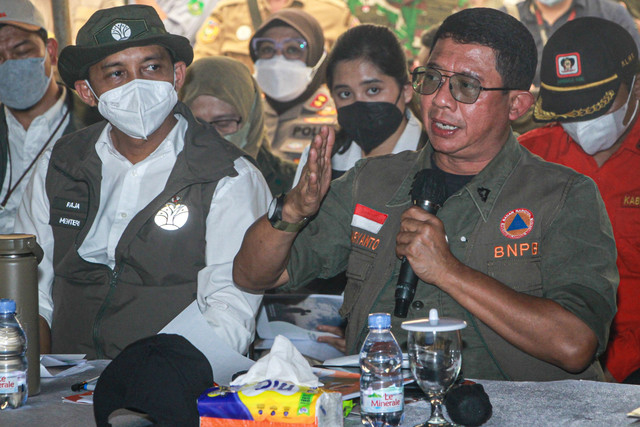 Kepala BNPB Letjen TNI Suharyanto (kanan) didampingi Menteri Kehutanan Raja Juli Antoni (kiri) menyampaikan pemaparan saat rapat di Desa Tumbang Nusa, Kabupaten Pulang Pisau, Kalimantan Tengah, Senin (21/9/2026). Foto: Auliya Rahman/ANTARA FOTO
