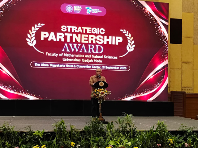 Dekan FMIPA UGM Prof Kuwat Triyana saat di acara Strategic Partnership Award FMIPA UGM yang berlangsung di The Alana Yogyakarta Hotel & Convention Center, Jalan Palagan Tentara Pelajar, Sleman, DIY, Senin (21/9/2026). Foto: Arfiansyah Panji Purnandaru/kumparan