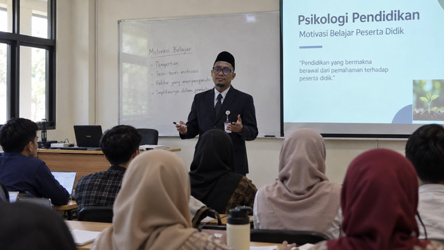Ruang kuliah adalah komunitas belajar dan berdiskusi untuk memahami konsep secara teoritis dan kontekstual. Foto: Slamet Supriyadi