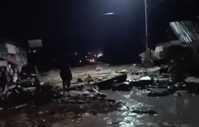 Banjir bandang menerjang Kabupaten Solok, Senin (21/9/2026) malam. Akibatnya sejumlah rumah rusak hingga jalan lintas Sumatera Padang-Solok terputus. Foto: Dok. Istimewa