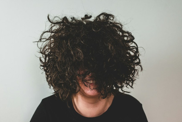 ilustrasi down perm adalah. unsplash/tamasp