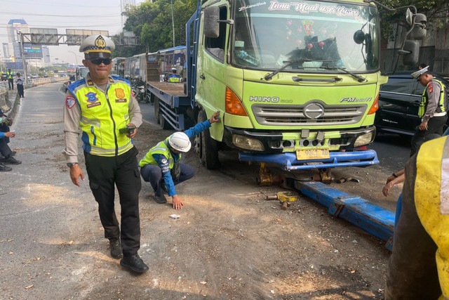 Evakuasi truk yang tabrak separator busway di Halte Denpasar arah timur, Selasa (22/9/2026). Foto: Dok. Istimewa