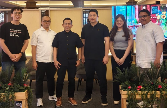 Tim Direktorat Corporate & Investor Relations TDA 9.0 bersama tim DAMI seusai pertemuan penjajakan kerja sama strategis di Hotel Nemuru Bekasi, Sabtu, 19 September 2026. Pertemuan dihadiri oleh Firdaus Usman, Wahyu Firmanda, ES Wibowo, Gordon Kwan, Ariawan Nur Hidayat, dan Yulita. foto/dok TDA