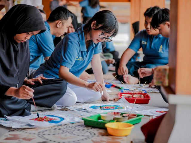 Peserta Indonesian Childhood Cancer Survivors Camp 2026 belajar membatik di pendopo Kampung Seni Borobudur, Magelang, Jawa Tengah, Kamis (17/9/2026).