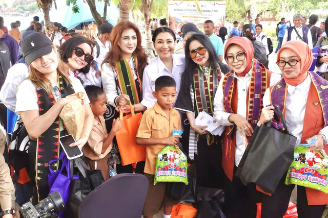 Penasihat DWP Kemensos Fatma Saifullah Yusuf bersama Wakil Penasihat DWP Kemensos Intan Agus Jabo meninjau pemberian LDP sekaligus penyerahan bantuan bagi masyarakat terdampak bencana di Labuan Bajo, NTT, Rabu (16/9/2026). Foto: Dok. Kemensos
