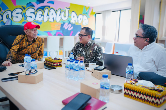 Wamensos Agus Jabo Priyono meminta kesiapan pembangunan Sekolah Rakyat di Kabupaten Buol, Sulawesi Tengah untuk segera dituntaskan di Kantor Kementerian Sosial, Jakarta, Senin (21/9/2026). Foto: Kemensos RI