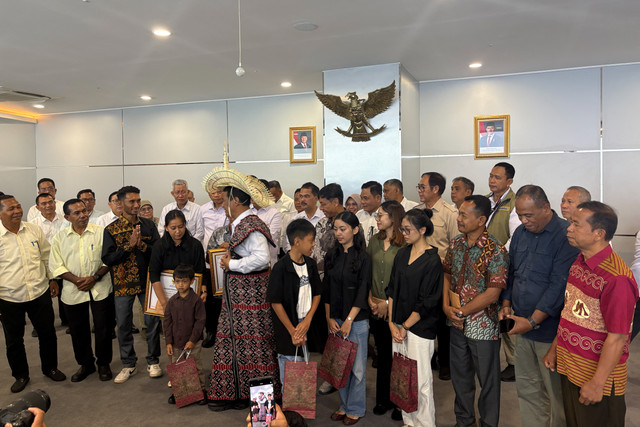 Menteri Pertanian Amran Sulaiman saat bertemu keluarga ASN yang menjadi korban penembakan KKB di Kantor Kementan, Jakarta Selatan, Selasa (22/9/2026). Foto: Argya Maheswara/kumparan