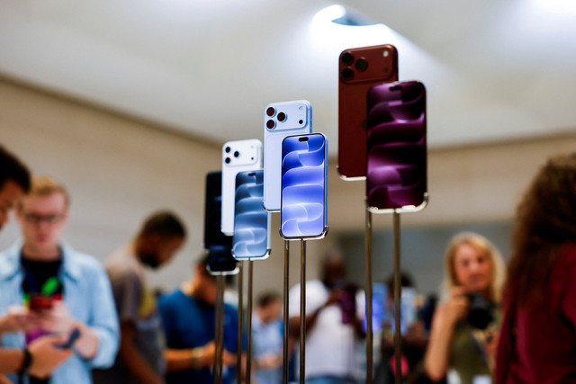 iPhone 18 Pro dan iPhone 18 Pro Max saat peluncuran Apple iPhone 18 Pro dan 18 Pro Max di toko utama Apple Fifth Avenue di New York City, AS, Jumat (18/9/2026). Foto: Jeenah Moon/REUTERS