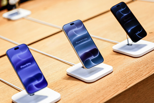 iPhone 18 Pro dan iPhone 18 Pro Max saat peluncuran Apple iPhone 18 Pro dan 18 Pro Max di toko utama Apple Fifth Avenue di New York City, AS, Jumat (18/9/2026). Foto: Jeenah Moon/REUTERS