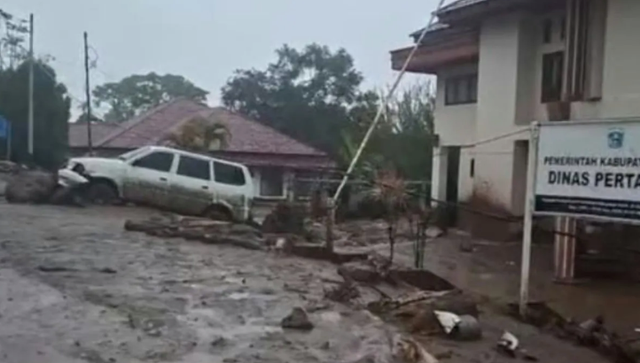 Kantor Dinas Pertanian Kabupaten Solok, Sumatera Barat terkena material banjir bandang, Selasa (22/9/2026).  Foto: ANTARA/HO-BPBD Kabupaten Solok