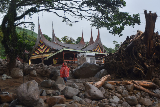 Warga berada di antara material banjir bandang di Arosuka, Kabupaten Solok, Sumatera Barat, Selasa (22/9/2026). Foto: Fitra Yogi/ANTARA FOTO