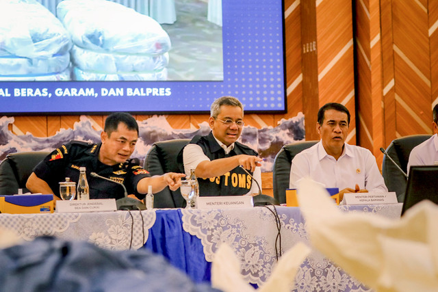 Menkeu Suahasil Nazara, Dirjen Bea Cukai Djaka Budhi Utama, dan Kepala Bapanas Andi Amran Sulaiman memberikan keterangan pers bersama perwakilan BULOG dan Kemendag di Kantor Bea Cukai, Jakarta, Selasa (22/9/2026). Foto: Jamal Ramadhan/kumparan