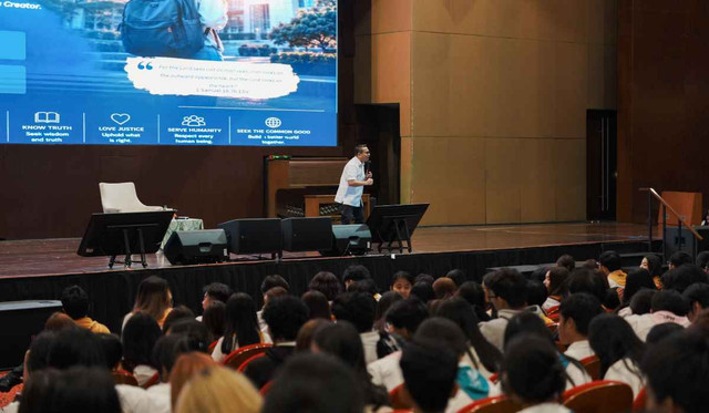 KEYSTONE 2026: ‘Becoming A Leader People Want to Follow’, program pembekalan kepemimpinan tingkat dasar bagi mahasiswa baru Universitas Pelita Harapan (UPH). Digelar pada 4 September 2026 di Auditorium Grand Chapel UPH Kampus Utama Lippo Village, Karawaci, Tangerang, kegiatan ini diikuti lebih dari 1.200 mahasiswa baru UPH dari berbagai fakultas angkatan 2026.