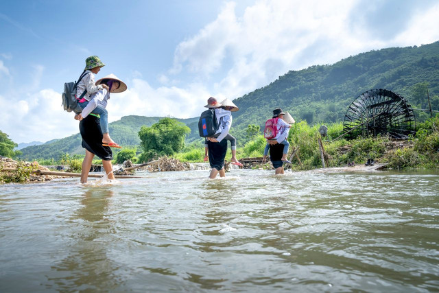 Aktivitas pergi ke sekolah yang berbeda dengan di perkotaan, menjadi kesenjangan yang nampak pada pendidikan. Foto on Pexels, oleh Quang Nguyen Vinh.