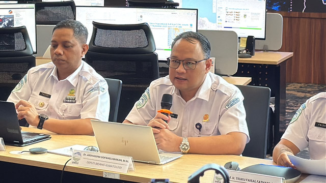 Deputi Bidang Klimatologi BMKG Ardhasena Sopaheluwakan saat memaparkan prediksi musim hujan 2026/2027 dalam konferensi pers di Gedung MHEWS BMKG, Jakarta Pusat, Selasa (22/9/2026). Foto: Zahira Hilman/kumparan