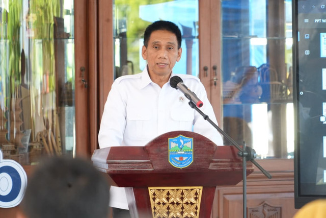 Wamendagri Akhmad Wiyagus menghadiri Pertemuan Lintas Sektor dan Diskusi Interaktif dalam Percepatan Penanggulangan Tuberkulosis dan Cek Kesehatan Gratis (CKG) di Pendopo Kota Banjar, Jawa Barat, Senin (21/9/2026). Foto: Kemendagri RI
