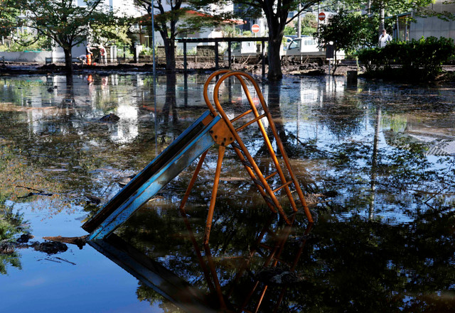 Banjir merendam taman bermain anak-anak di dekat rumah yang diterjang tanah longsor akibat Topan Dujuan di Miura, Kanagawa, Jepang, Selasa (22/9/2026). Foto: Kim Kyung-Hoon/REUTERS