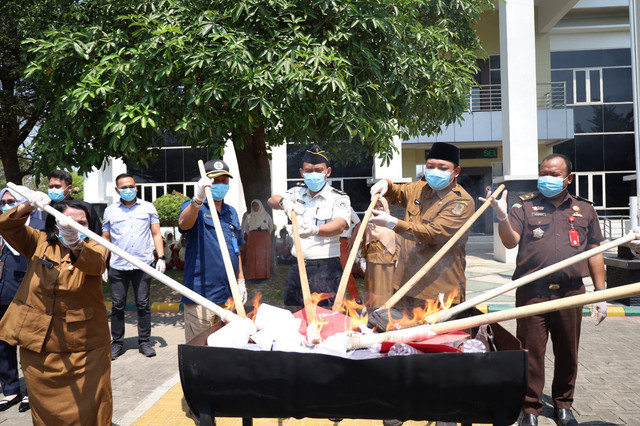 Pemusnahan Barang Bukti, Lapas Mojokerto Hadiri Pemusnahan Barang Bukti Kejaksaan Negeri Kota Mojokerto (Foto:HumasLapasMoker)