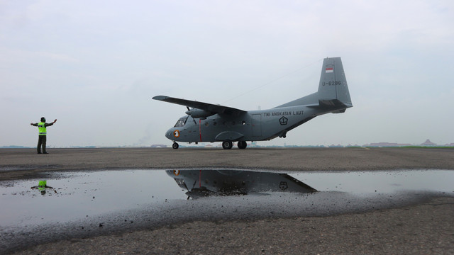 https://www.pexels.com/id-id/foto/pesawat-militer-di-landasan-pacu-di-jawa-timur-indonesia-34181451/ 