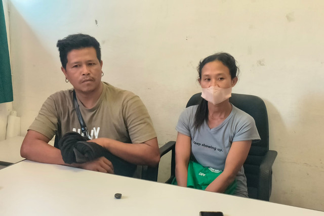 Paman sopir yang dibakar hidup-hidup, I Nengah Sridana (kiri) dan ibu korban, Ni Nyoman Sri Maryati (kanan) ketika diwawancarai di Instalasi Luka Bakar RSUP Prof. Ngoerah, Selasa (22/9/2026). Foto: Sandra Gisela/kumparan
