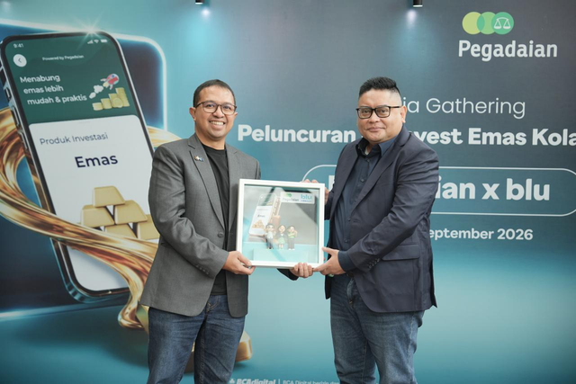 Head of Retail & Digital Business BCA Digital, Edwin Tirta (kiri) dan Direktur TI & Digital PT Pegadaian (Persero), Yos Iman Jaya Dappu pada peluncuran bluInvest Emas dalam aplikasi blu by BCA Digital. Foto: Dok. Pegadaian