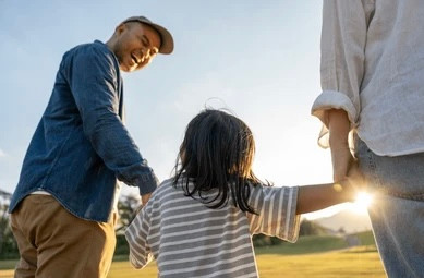 Ilustrasi Orang Tua dan Anak. (sumber: shutterstock.com).