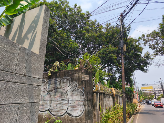 Kabel menjuntai dan tiang listrik miring di kawasan Pejaten Jakarta Selatan, Selasa (22/9/2026). Foto: Aditya Nugraha/kumparan