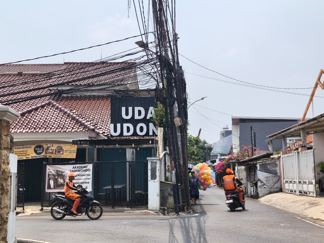 Kabel menjuntai dan tiang listrik miring di kawasan Jakarta Selatan, Selasa (22/9/2026). Foto: Aditya Nugraha/kumparan