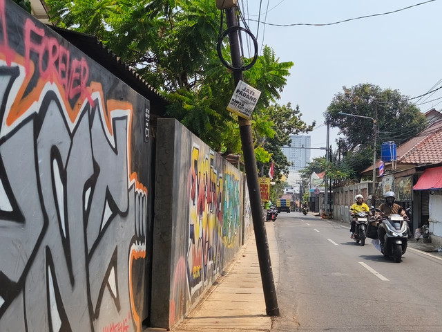 Kabel menjuntai dan tiang listrik miring di kawasan Jakarta Selatan, Selasa (22/9/2026). Foto: Aditya Nugraha/kumparan