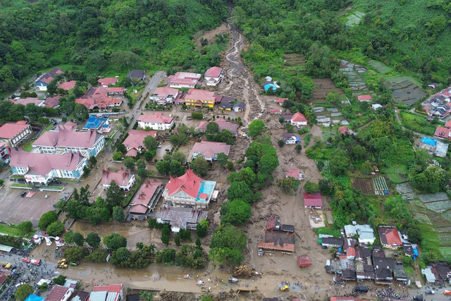 Foto udara dampak banjir bandang menerjang kawasan Arosuka, Kabupaten Solok, Sumatera Barat, Selasa (22/9/2026). Foto: Fitra Yogi/ANTARA FOTO