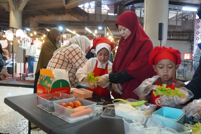 Antusiasme Anak-anak dalam mengikuti kegiatan Chef Junior bersama DT Peduli dan Hisana di Mall Nipah, Makassar (Sumber: DT Peduli)