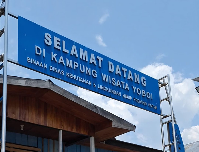 Foto 1. Gapura selamat datang Kampung Adat Yoboi / sumber: foto pribadi