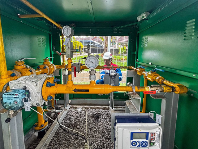 Petugas PGN saat memeriksa jaringan gas bumi di RSUP Dr. Sardjito Yogyakarta. Foto: Dok. Pertamina
